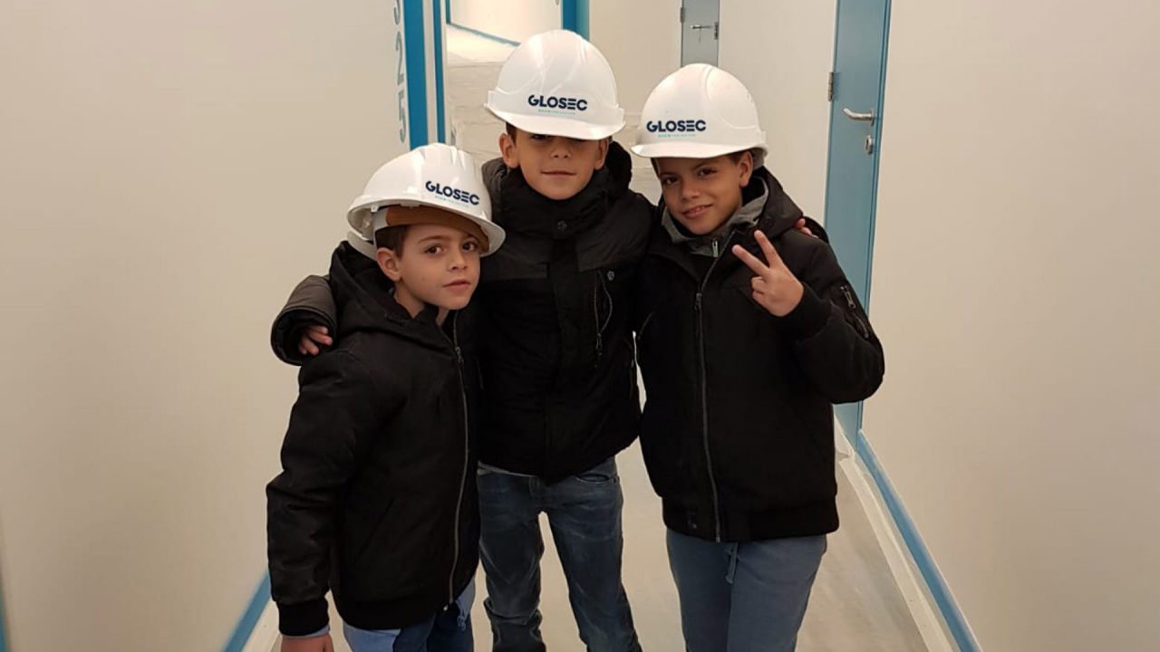 Kinderen met Glosec helm